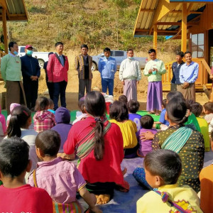 တိုက်ပွဲရှောင်ပြောင်းရွှေ့ရောက်ရှိနေသည့် မိသားစုဝင်များအား ချင်းပြည်နယ်အစိုးရအဖွဲ့ လူမှုရေးဝန်ကြီးနှင့် တာဝန်ရှိသူများက အဝတ်အစားနှင့်စားနပ်ရိက္ခာများဖြင့် သွားရောက်ကူညီဆောင်ရွက်