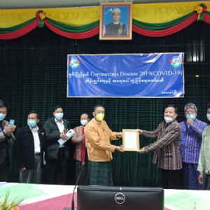 ချင်းပြည်နယ်(COVID-19) ထိန်းချုပ်ရေးနှင့် အရေးပေါ်တုံ့ပြန်ရေးကာလအတွင်း အသုံးပြုနိုင်ရန် မလွင်ဖောင်ဒေးရှင်းမှ ချင်းပြည်နယ် အစိုးရအဖွဲ့သို့ ကျန်းမာရေးသုံးပစ္စည်းများ ပေးအပ်လှူဒါန်း
