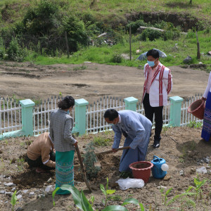 ကမ္ဘာ့ပတ်ဝန်းကျင်ထိန်းသိမ်းရေးနေ့အထိမ်းအမှတ် မိုးရာသီသစ်ပင်စိုက်ပျိုးပွဲသို့ ချင်းပြည်နယ် လူမှုရေးဝန်ကြီး ဉီးပေါင်လွန်းမင့်ထန် တက်ရောက်စိုက်ပျိုး