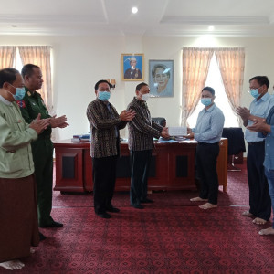 ကိုဗစ်-၁၉ ရောဂါကာကွယ်ရေး အထောက်အကူပစ္စည်းများနှင့် တိုက်ပွဲရှောင်ပြည်သူများအတွက် အလှူငွေများ ချင်းပြည်နယ်အစိုးရအဖွဲ့သို့ လှူဒါန်း
