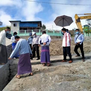 တိုင်းရင်းသားလူမျိုးများရေးရာဝန်ကြီးဌာန ချင်းပြည်နယ်ညွှန်ကြားရေးမှူးရုံး မြေထိန်းနံရံတည်ဆောက်မှု ၁၀၀ရာခိုင်နှုန်းပြီးစီးမှုအား ပြည်နယ်လူမှုရေးဝန်ကြီး ကြည့်ရှုစစ်ဆေး