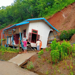 ရိခေါ်ဒါရ်၌ မိုးသည်းထန်စွာရွာသွန်းပြီး ကမ်းပါးပြိုကျမှုကြောင့်  လူနေအိမ်တစ်လုံးပျက်စီး